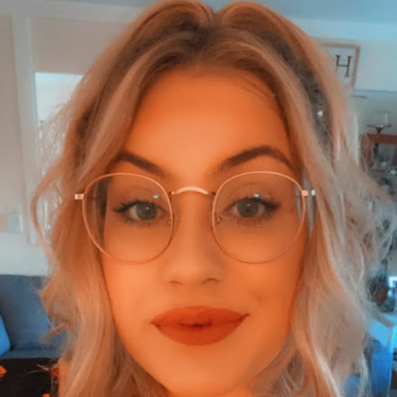 Profile Picture of Katelyne Vanderwerff (@katienoelv_rn) on Poshmark