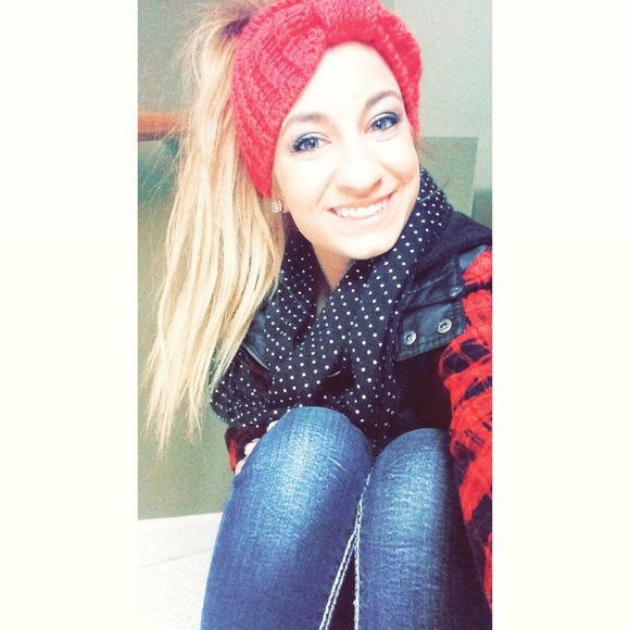 Profile Picture of Jennifer Hinrichsen (@jennjustkitten) on Poshmark