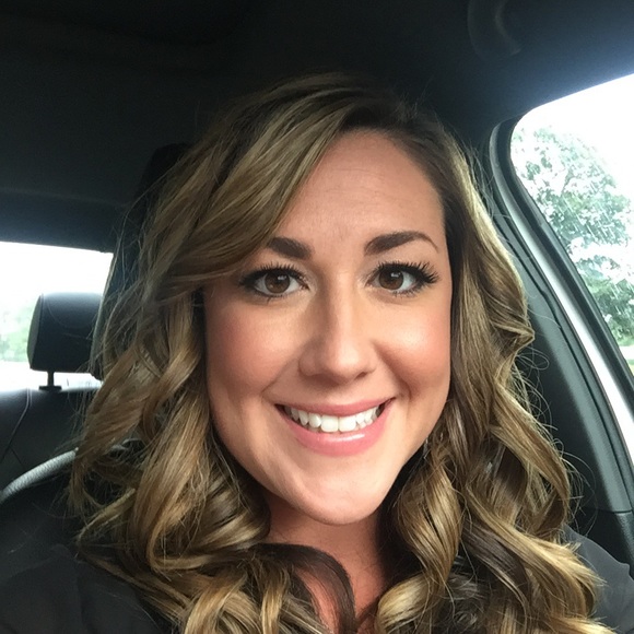 Profile Picture of Laura Feeney (@lfeeney513) on Poshmark