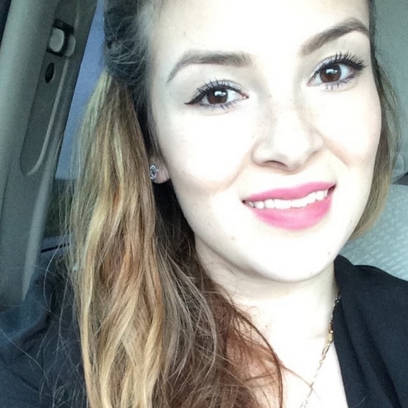 Profile Picture of Alexandra Fontes (@janafontes24) on Poshmark