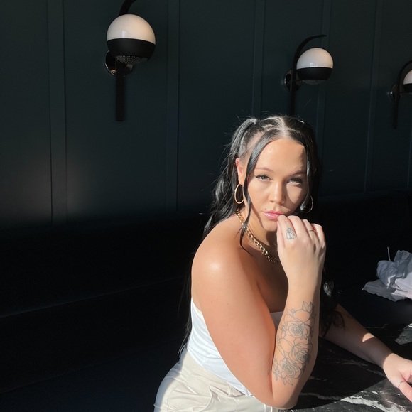 Profile Picture of Tara Leach (@taraleach) on Poshmark