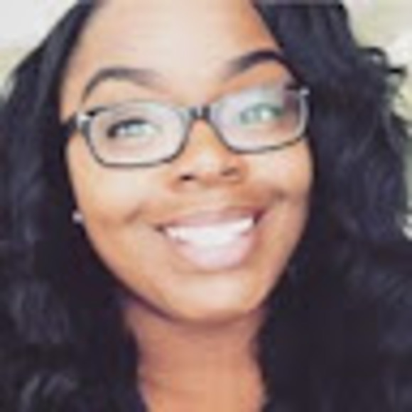 Profile Picture of Porshe Canlas (@rose_2022) on Poshmark