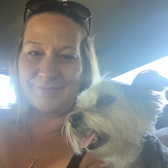 Profile Picture of Carly Wootton (@carlywootton) on Poshmark