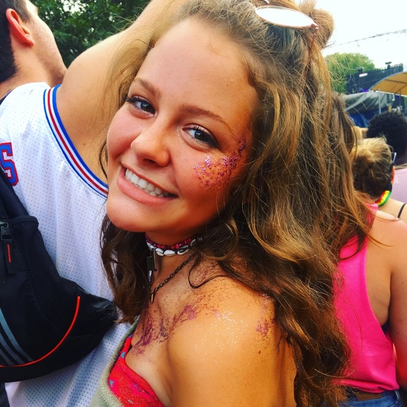 Profile Picture of Caitlin Burrows (@caitlinburrows) on Poshmark