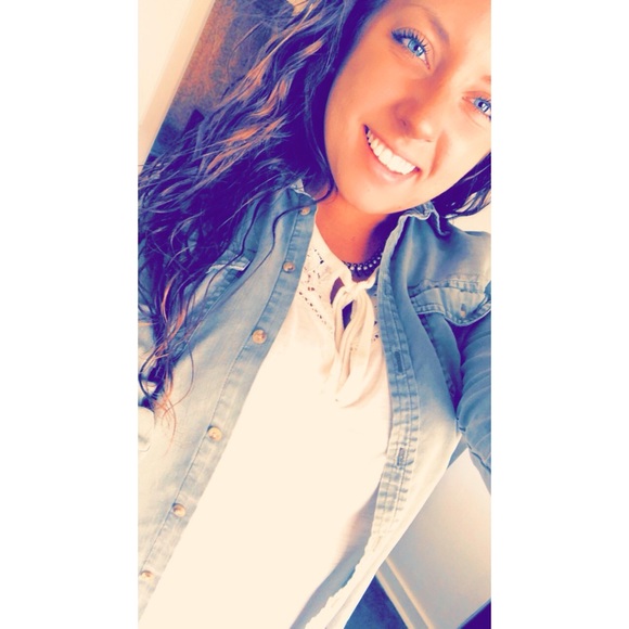 Profile Picture of Marissa Schultz (@_marissaschultz) on Poshmark