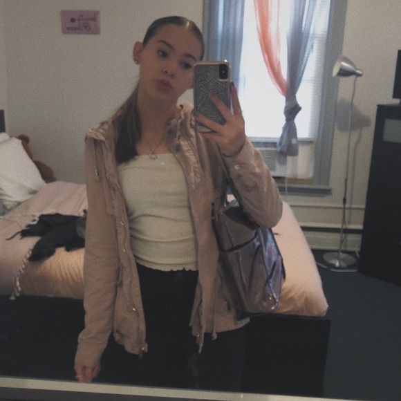 Profile Picture of Meiling Moy (@meilingbalvin) on Poshmark