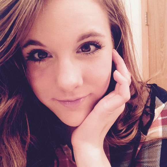 Profile Picture of Emilie Tustison (@emers_1744) on Poshmark