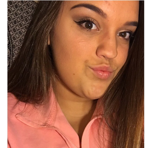 Profile Picture of Taylor Bostian (@taylorbostian) on Poshmark