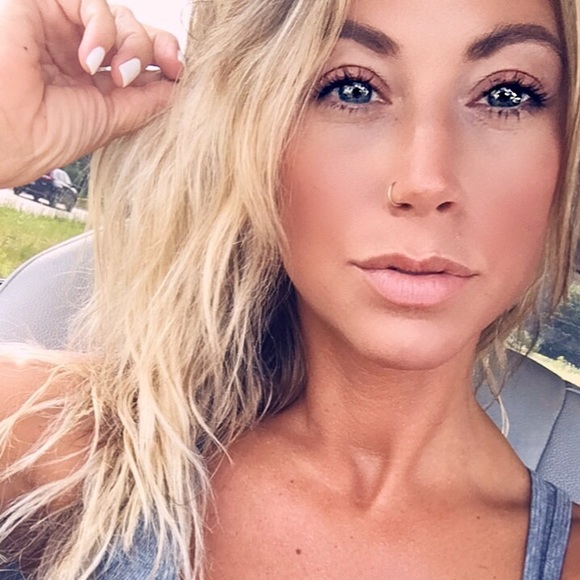 Profile Picture of Shawna Nardell (@shawnalynne) on Poshmark