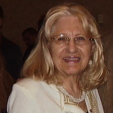 Profile Picture of Pauline Manos (@paulines_books) on Twitter