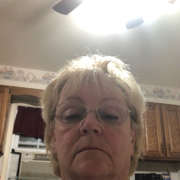 Profile Picture of Anne Larson (@annelarson315) on Poshmark