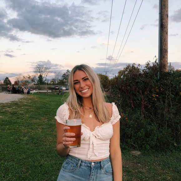 Profile Picture of Joely Fischi (@joelyf) on Poshmark