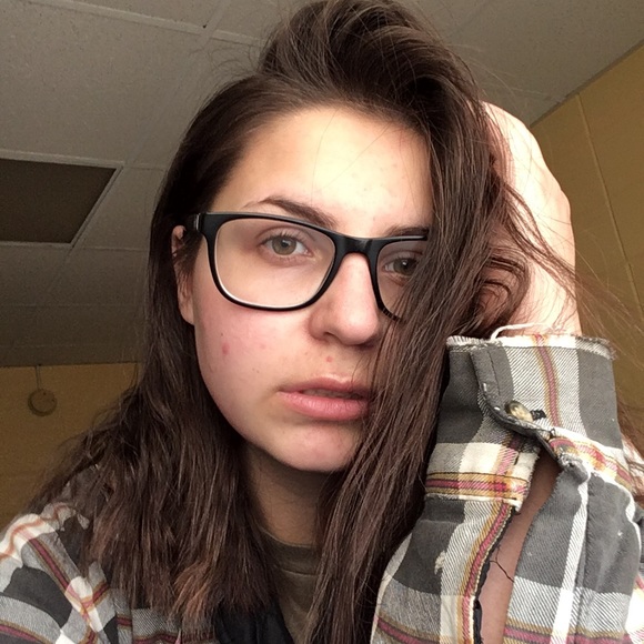 Profile Picture of Chloe Gacek (@chloelgacek) on Poshmark