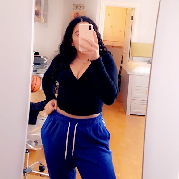 Profile Picture of Nicolette Zarabi (@nicolettezsells) on Poshmark