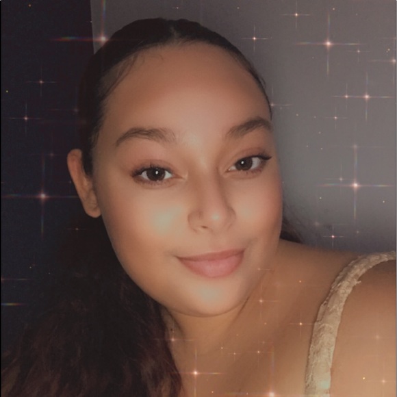 Profile Picture of Brianna Solis (@jlunabm01) on Poshmark