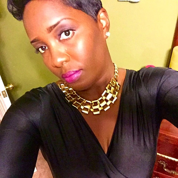 Profile Picture of Roseanne Adonis (@silknews) on Poshmark