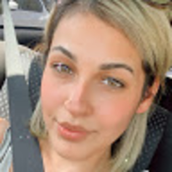 Profile Picture of Stephanie Orbison (@sorbison) on Poshmark