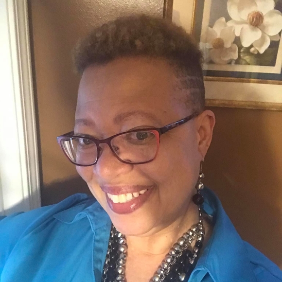 Profile Picture of Robin Foreman (@robinstuff) on Poshmark