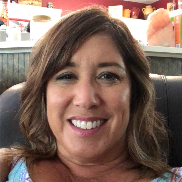 Profile Picture of Janet Ellis (@janetdellis12) on Poshmark