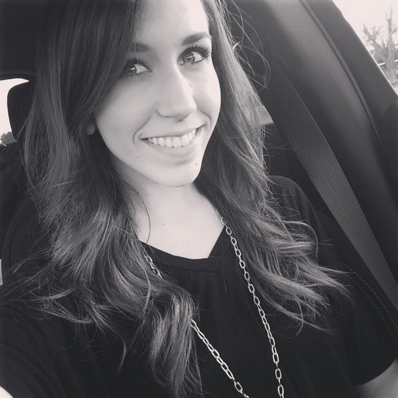 Profile Picture of Hannah Arsement (@hannaharsement) on Poshmark