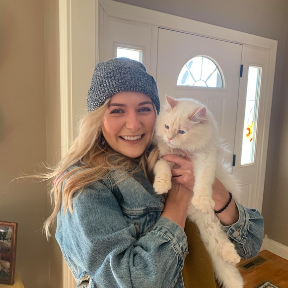 Profile Picture of Hannah Schroeter (@hannahschrode) on Poshmark