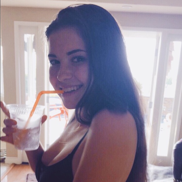 Profile Picture of Julia Fontes (@juliafontes) on Poshmark