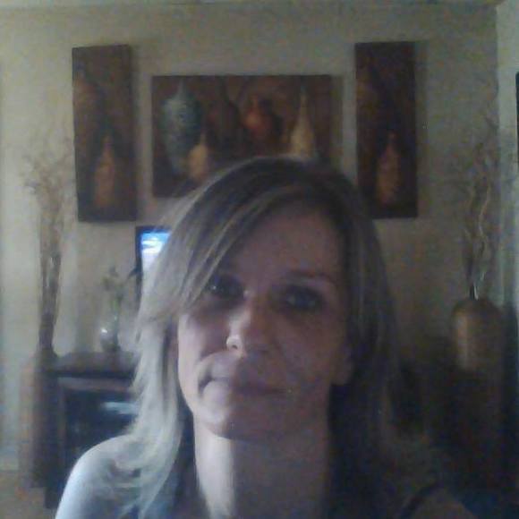 Profile Picture of Tina Elswick (@t_elswick) on Poshmark