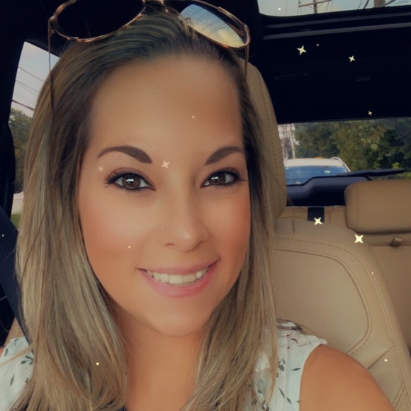 Profile Picture of Sarah Breitschwerdt (@sarahhhh989) on Poshmark