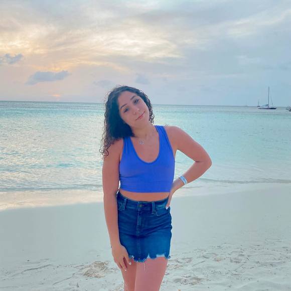 Profile Picture of Danielle Klash (@danielleklash) on Poshmark