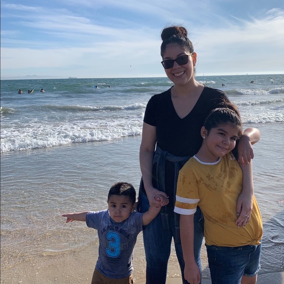 Profile Picture of Daniela Robledo (@drobledo93) on Poshmark