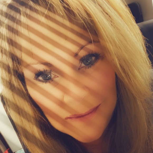 Profile Picture of Gretchen Scoon (@whitedove2011) on Poshmark