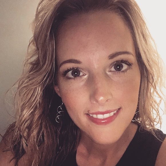 Profile Picture of Lacey Keyes (@laceykeyes) on Poshmark