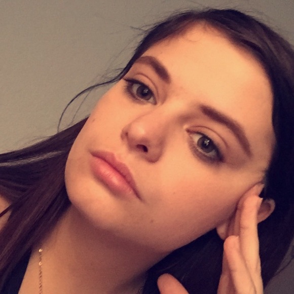Profile Picture of Brianna Agee (@agee934) on Poshmark
