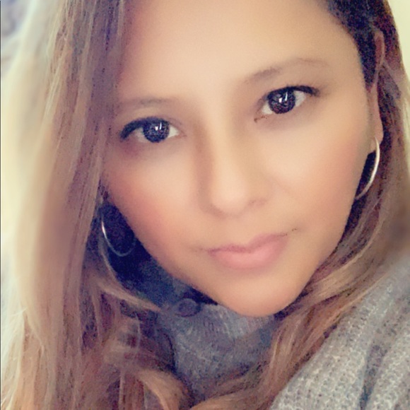 Profile Picture of Nancy Melo (@nancymelo) on Poshmark