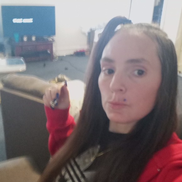 Profile Picture of Lisa Linzalone (@exp1287) on Poshmark