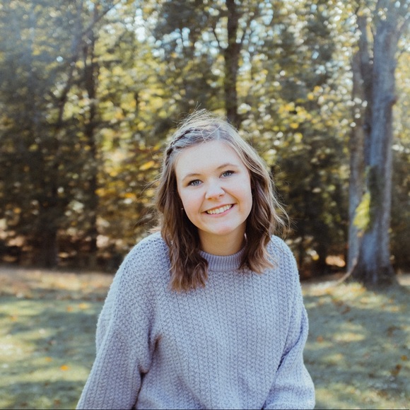 Profile Picture of Alexus Saylor (@alexus_1999) on Poshmark