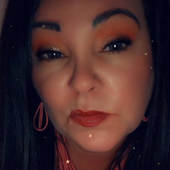 Profile Picture of Amanda Chambers (@amandahugnkiss0) on Poshmark