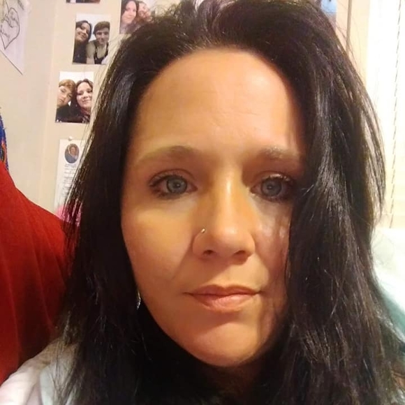 Profile Picture of Lisa Hayes chinell (@lisachinell826) on Poshmark