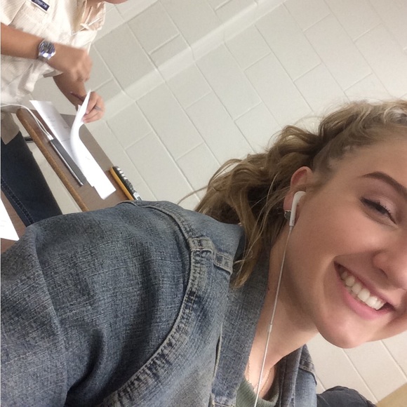 Profile Picture of Emma Whidby (@emmawhid) on Poshmark