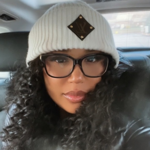 Profile Picture of Fae Fae (@francelina) on Poshmark