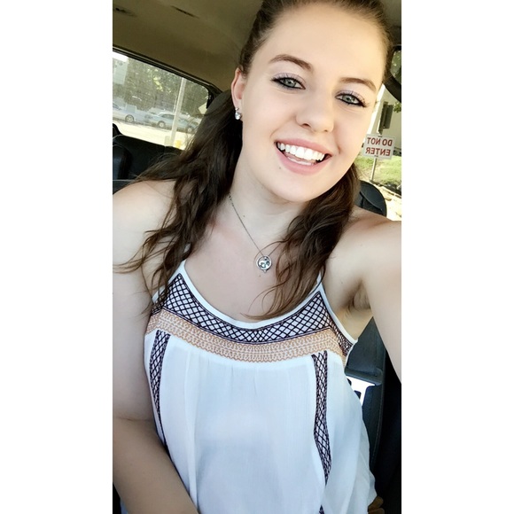 Profile Picture of Laura Nolan (@lauranolan99) on Poshmark
