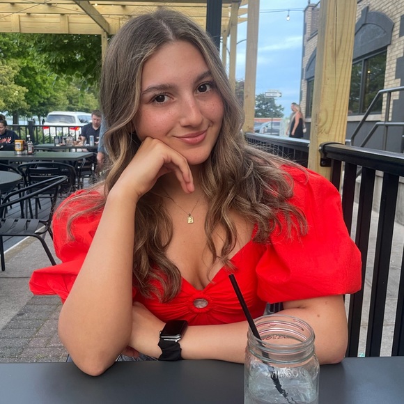 Profile Picture of Ava Graves (@avagraves412) on Poshmark