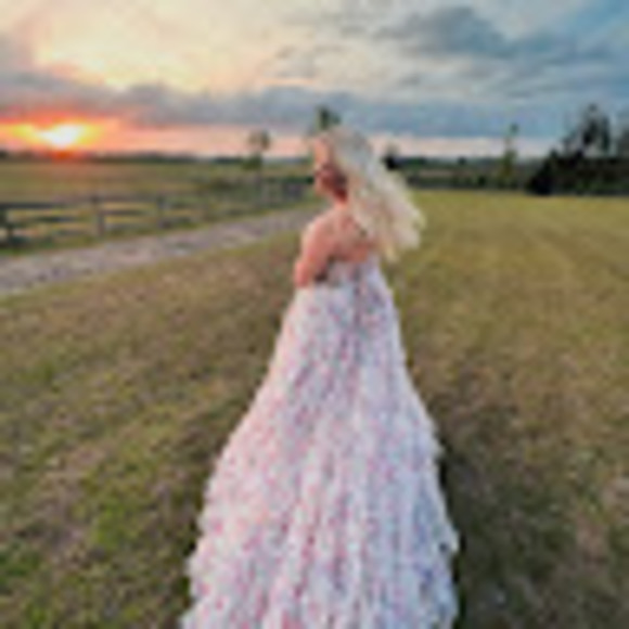 Profile Picture of Breanna Faythe (@bmiller4899) on Poshmark