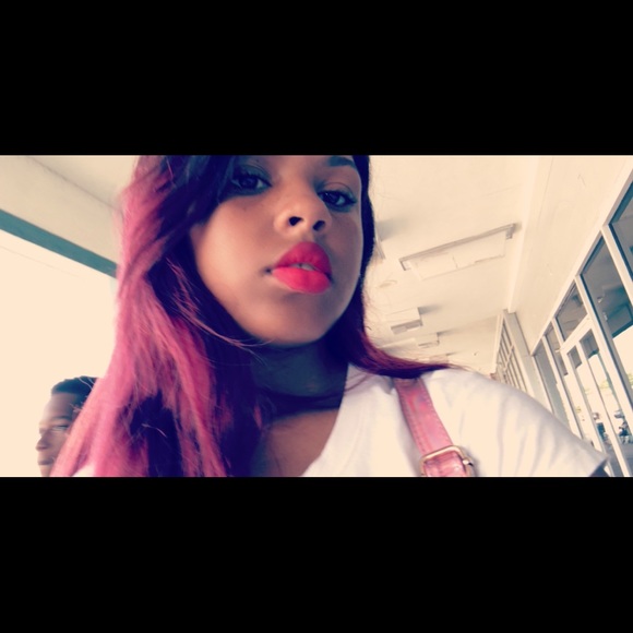 Profile Picture of Mari Newell (@ohhitsmari) on Poshmark