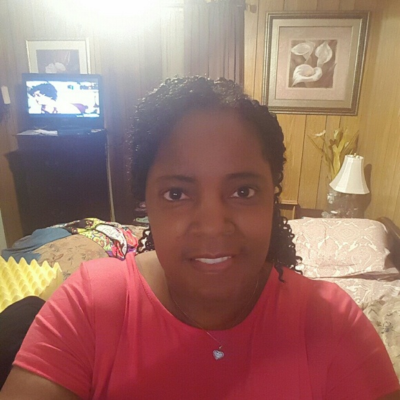 Profile Picture of Deeneen Frieson (@deeneen7101) on Poshmark