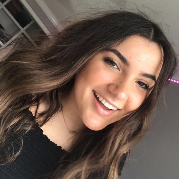 Profile Picture of Mia Cvijanovic (@mia_cvijanovic) on Poshmark