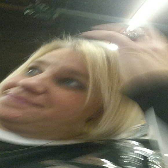 Kelly Maruna - Poshmark Profile Picture of Kelly Maruna (@kellymaruna) on Poshmark