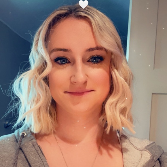 Profile Picture of Kaitlin Lakner (@kaitlinlakner) on Poshmark