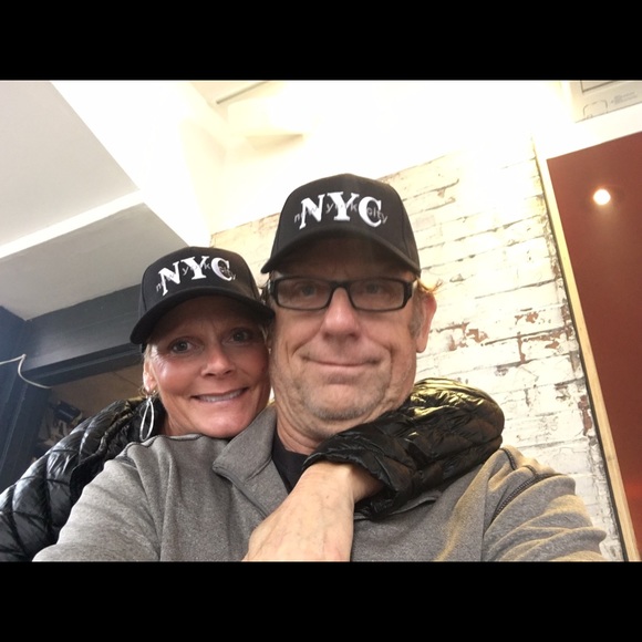 Laura Hanberg - Poshmark Profile Picture of Laura Hanberg (@laurahanberg) on Poshmark