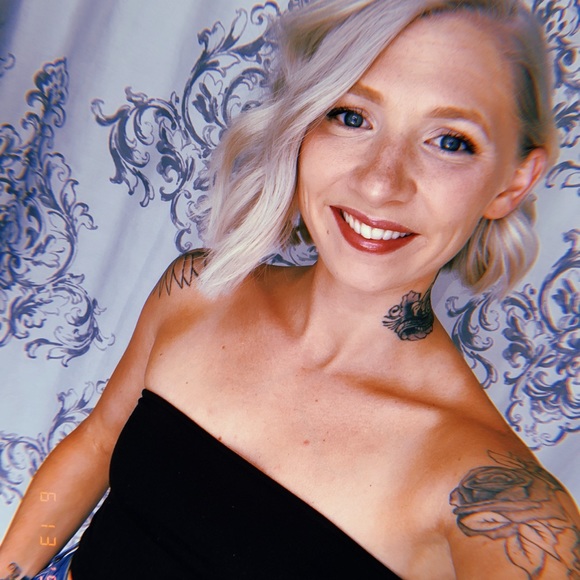 Profile Picture of Taylor Stepniewski (@tstepniewski) on Poshmark